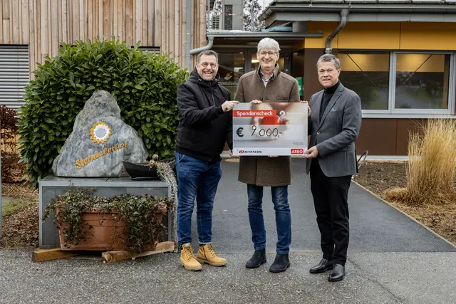 Roland Alber (l.) von Datacol und Peter Rezar (r.), Präsident der ARBÖ-Bundesorganisation, übergeben den Spendenscheck an Harald Jankovits, Geschäftsführer des Sterntalerhofes. | Foto: ARBÖ/Carina Müller