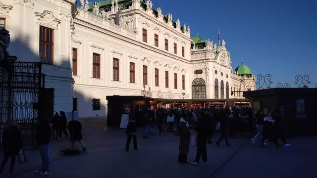 Das Weihnachtsdorf vorm Schloss Belvedere haben sich bei strahlendem Sonnenschein viele zum Ziel gemacht. | Foto: Mathias Kautzky/MeinBezirk