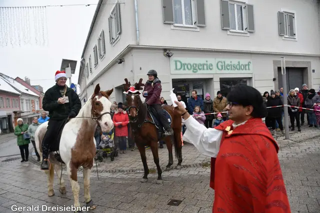 Kaplan Tinomon Joseph segnete die Pferde mit Weihwasser. | Foto: Gerald Dreisiebner