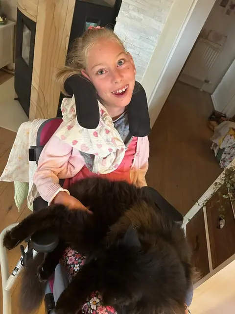 Lina braucht dringend einen Treppenlift für den Alltag – Durch das BezirksRundSchau-Christkind ist er in greifbare Nähe gerückt. | Foto: Scurtu