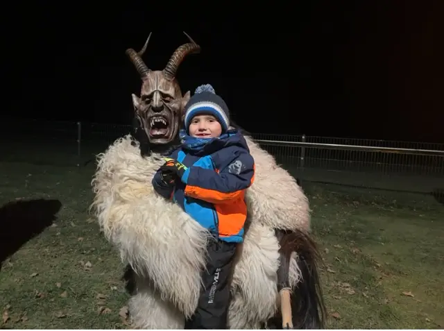Besonders kinderfreundlich: Die Show der Gunskirchner Perchten in der Hundeschule Fischlham. | Foto: MeinBezirk