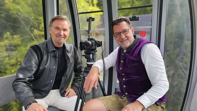 Foto: Nik P. (li) einer der prägendsten Musikkünstler unserer Zeit ist zu Gast bei Andreas Seeburger (re) in der Fernsehgondel am Muttersberg.
