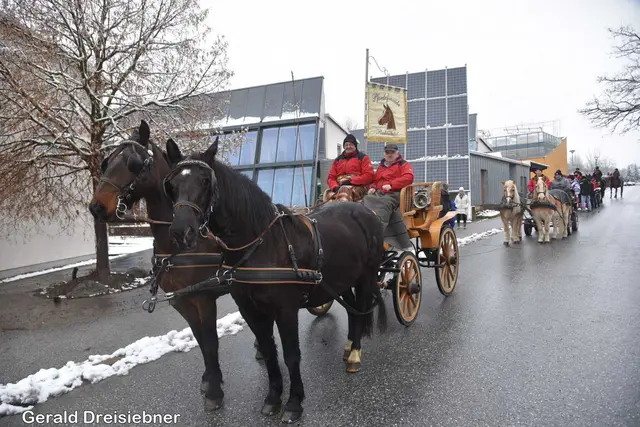 Beim Parkplatz des Wellenbades war Treffpunkt.  | Foto: Gerald Dreisiebner