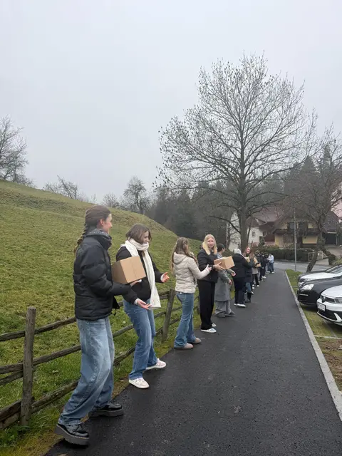 ... und endend 1000 Schülerinnen und Schüler, sowie 1,5km Strecke später am Weizberg. | Foto: HAK Weiz