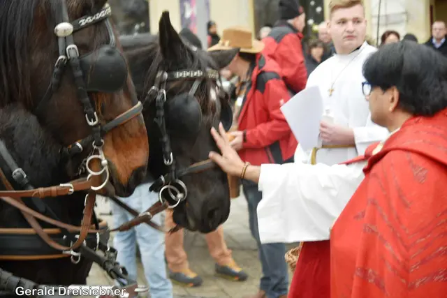 Kaplan Tinomon Joseph streichelte ein Pferd | Foto: Gerald Dreisiebner