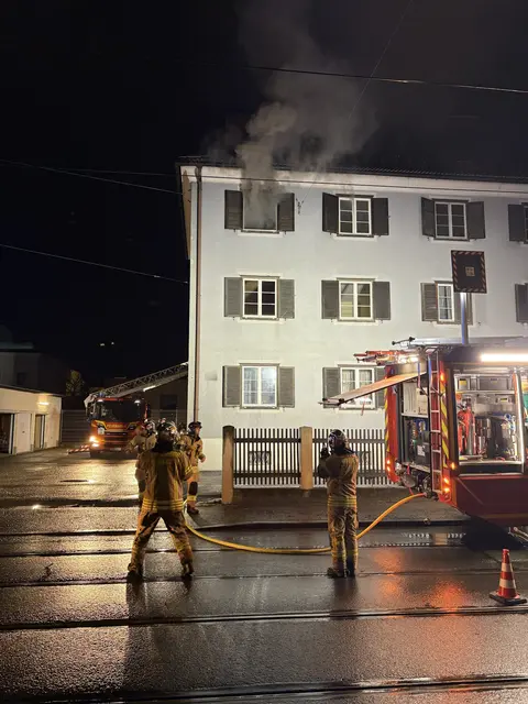 In dieser Wohnung im obersten Stockwerk brach der Brand aus. | Foto: Berufsfeuerwehr Graz