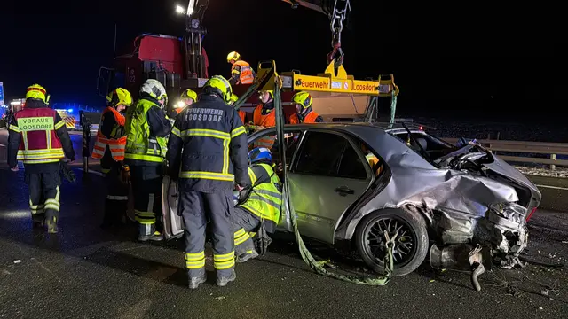 Ein folgenschwerer Verkehrsunfall sorgte am Abend des 25. Dezember 2025 auf der Westautobahn (A1).  | Foto: DOKU NÖ