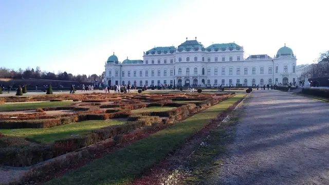 Die Wege rund um das Obere Belvedere wurden von Sonnenhungrigen gestürmt. | Foto: Mathias Kautzky/MeinBezirk