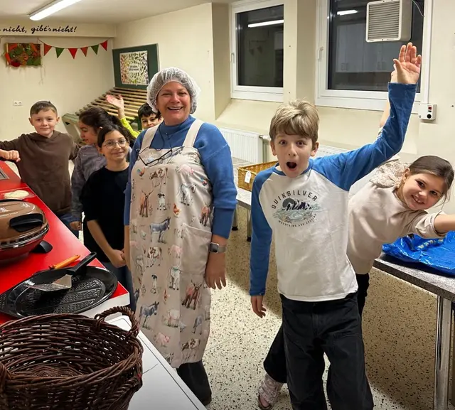 Alle packen an: Mit dem Schüler-Buffet wurde die Wienfahrt zusätzlich unterstützt. | Foto: Bemetz