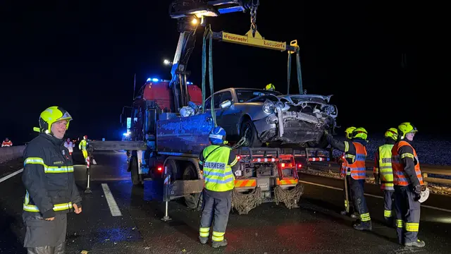Zwei Verletzte erlitten Verletzungen unbestimmten Grades und wurden zur weiteren Behandlung in ein Krankenhaus gebracht. | Foto: DOKU NÖ