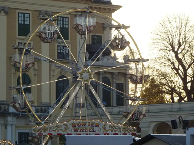 Das kleine Riesenrad vor Schloss Schönbrunn gehört für viele zu einem Besuch am Christkindlmarkt dazu. (Archivfoto) | Foto: Andrea Martin