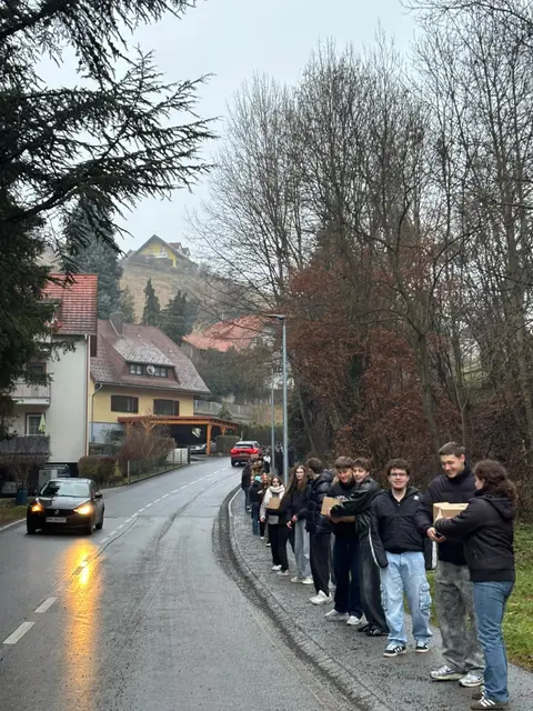 Die Menschenkette startend im BSZ... | Foto: HAK Weiz