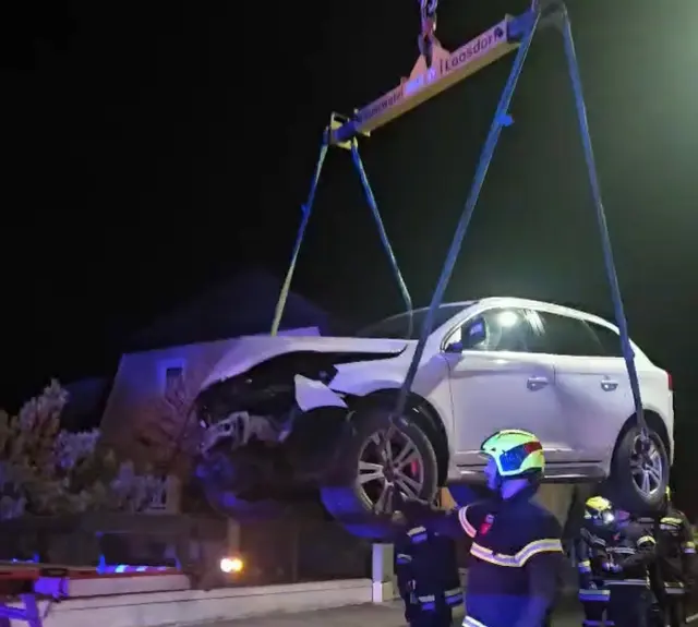 Das verunfallte Fahrzeug wurde von der Feuerwehr geborgen. | Foto: DOKU-NÖ