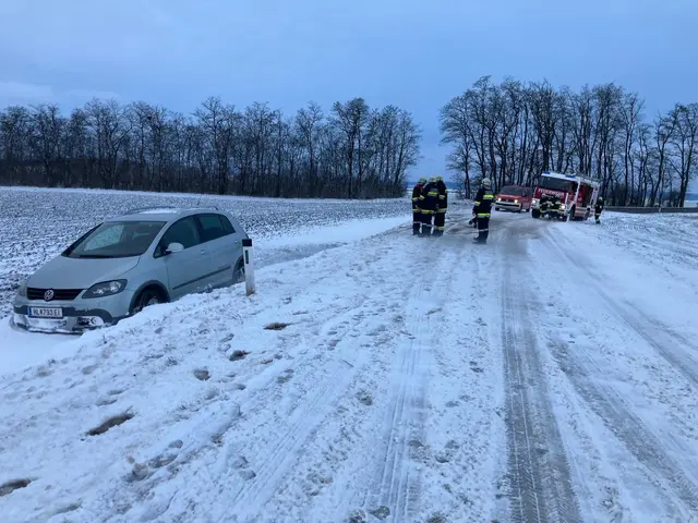 Der Pkw war aufgrund winterlicher Fahrbahnverhältnisse von der Straße abgekommen. | Foto: FF Pernersdorf