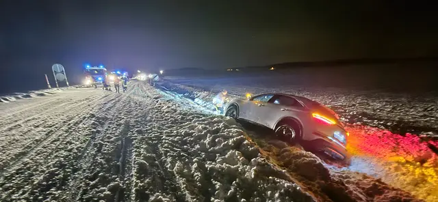 Ein PKW-Lenker kam aufgrund der winterlichen Fahrbahnverhältnisse ins Schleudern und rutschte in den Straßengraben. | Foto: Feuerwehr
