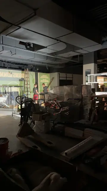 Foto: HIGGINS - Unter diesen Umständen musste das Filialpersonal die Filialen aufbauen