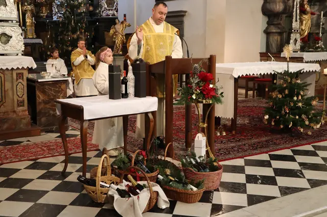 Pfarrer Marius Enăşel segnete die im Altarraum abgelegten Weine | Foto: Gerhard Langmann