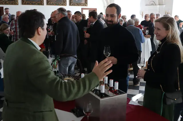 Vbgm. Christoph Oswald kam auch zum Verkosten | Foto: Gerhard Langmann