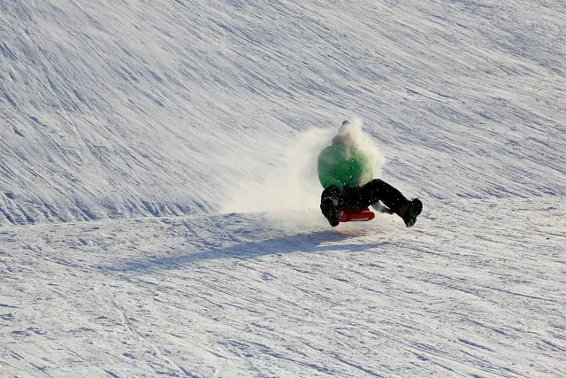 Bei den Erhebungen stellte sich heraus, dass der Mann deutlich alkoholisiert war. Nach bisherigen Erkenntnissen war er mit dem Zipfelbob über den Pistenrand hinausgekommen und in weiterer Folge abgestürzt. (Symbolfoto) | Foto: stock.adobe.com - blickwinkel2511