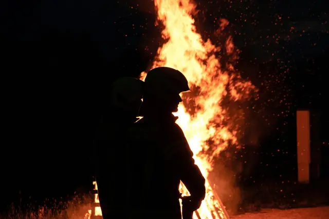 Acht Feuerwehren aus dem Bezirk kämpften gegen die Flammen an. (Symbolbild) | Foto: Joachim Pressl/Unsplash