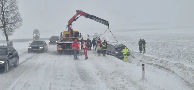 Ein PKW-Lenker kam aufgrund der winterlichen Fahrbahnverhältnisse ins Schleudern und rutschte in den Straßengraben. | Foto: Feuerwehr
