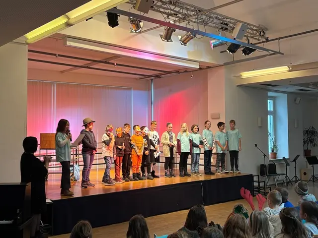 Die Schülerinnen und Schüler der VS Straden boten ein buntes Programm aus Musik, Theater und Tanz. | Foto: VS Straden
