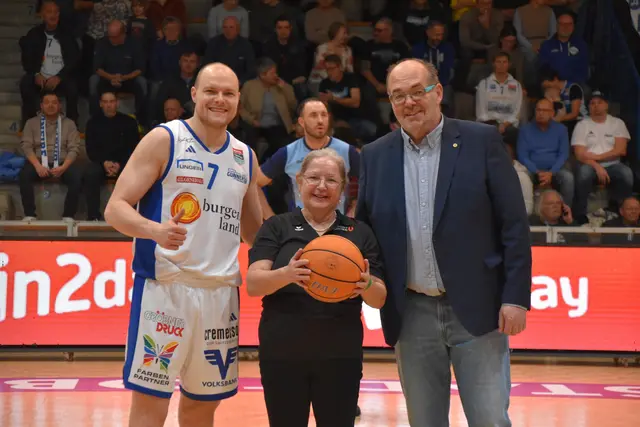 Aufwurf: Gunners-Kapitän Sebastian Käferle, Sportunion-Präsidentin Karin Ofner und Gunners-Geschäftsführer Thomas Linzer | Foto: MeinBezirk/Michael Strini