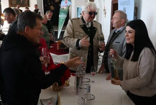 ÖNB-Gouverneur i.R. Robert Holzmann (dunkle Brille) im vertrauten Gespräch | Foto: Gerhard Langmann