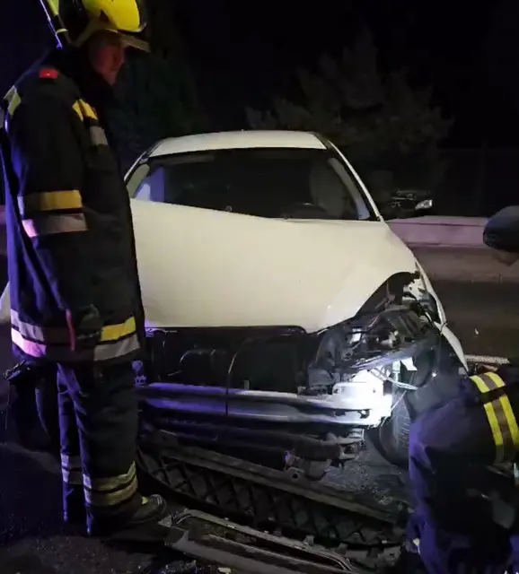 Auch ein Lichtmast wurde bei dem Unfall beschädigt. | Foto: DOKU-NÖ