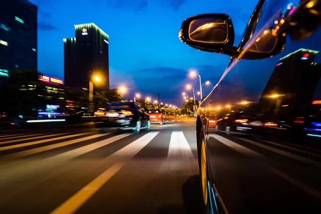 Mit 141km/h durch die 50er-Zone: Ein Wiener Raser muss nun mit empfindlichen Strafen rechnen. (Symbolbild) | Foto: Smarterpix/fanjianhua