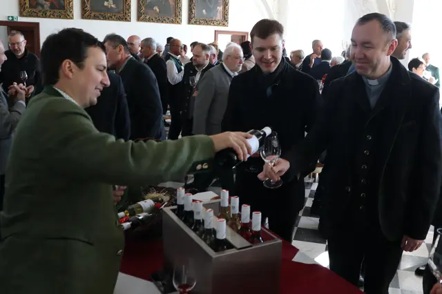 Organist Michael Rexeis und Pfarrer Marius Enăşel gönnen sich einen Schluck | Foto: Gerhard Langmann