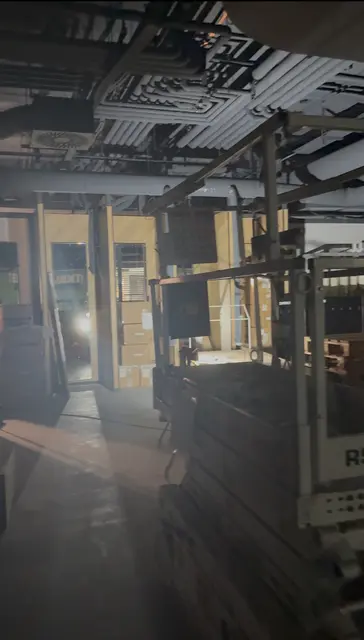 Foto: HIGGINS - Unter diesen Umständen musste das Filialpersonal die Filialen aufbauen