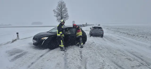 Zwei PKW kollidierten und kamen mitten auf der Fahrbahn zum Stillstand.  | Foto: Feuerwehr