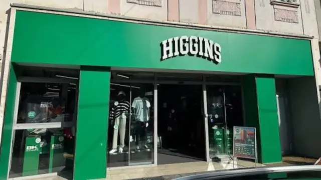 Foto: HIGGINS - Unter diesen Umständen musste das Filialpersonal die Filialen aufbauen