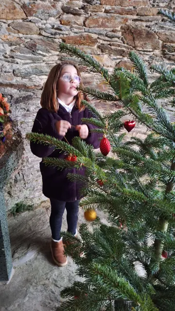 Das Schmücken der Friedhofskapell ist wahrlich Ehrensache. | Foto: Franz Faustmann