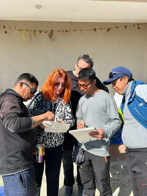 Einem flüssigen Verteilungsablauf - geht eine durchdachte Organisation vor. Hinten: Milan Vrecl, vorne von links: Sajan, Kathrin Vrecl, Deenesh und Andor. | Foto: Astrid Wieser