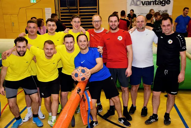 Riesenwuzzler-Turnier der SU Pabneukirchen. Finalsieger FC St. Fouli, links gelb, gegen Markt Süd: 2:0.  | Foto: Zinterhof