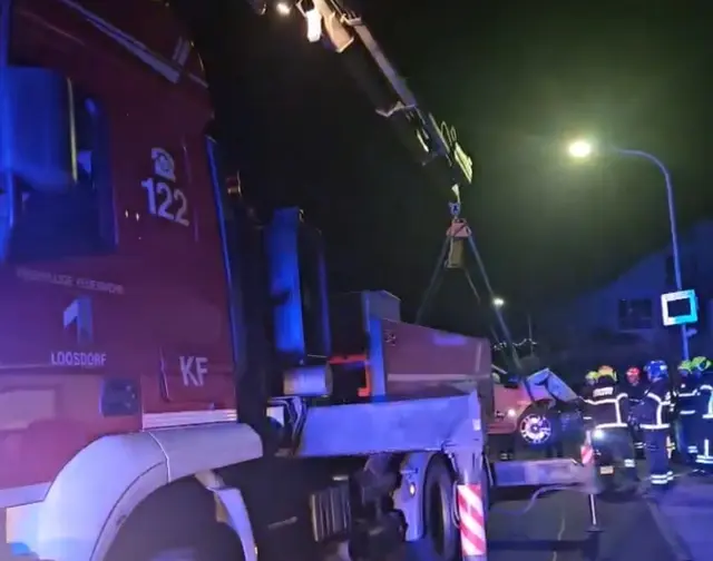 Die Einsatzkräfte sicherten die Unfallstelle umgehend ab. | Foto: DOKU-NÖ