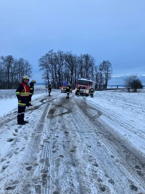 Die Feuerwehr Pernersdorf wurde zu einer Fahrzeugbergung auf der L1035 alarmiert. | Foto: FF Pernersdorf