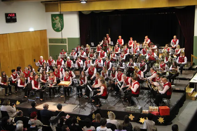 Ein imposantes Bild bot sich den Gästen beim Weihnachtskonzert in der Peter Rosegger Halle in Birkfeld. | Foto: Josef Hofmüller