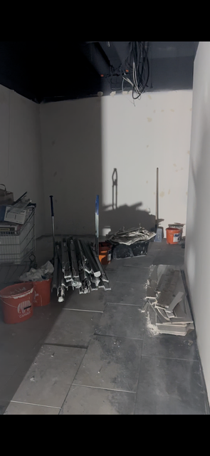 Foto: HIGGINS - Unter diesen Umständen musste das Filialpersonal die Filialen aufbauen