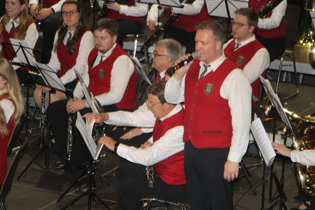 Auch ein Stück (Sonnenblumen Polka) von Gregor Lang wurde gespielt.  | Foto: Josef Hofmüller