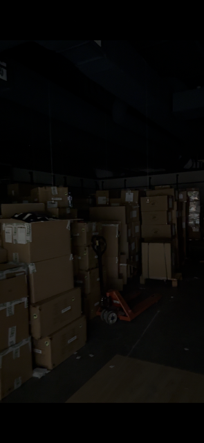 Foto: HIGGINS - Unter diesen Umständen musste das Filialpersonal die Filialen aufbauen