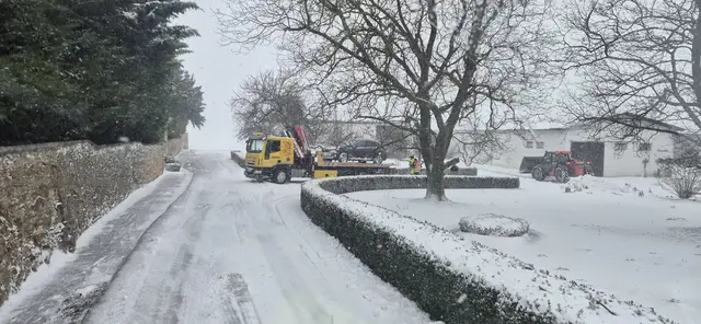 Helfer brauchten selbst Hilfe: Ein Abschleppfahrzeug blieb beim Wendemanöver hängen. | Foto: Feuerwehr