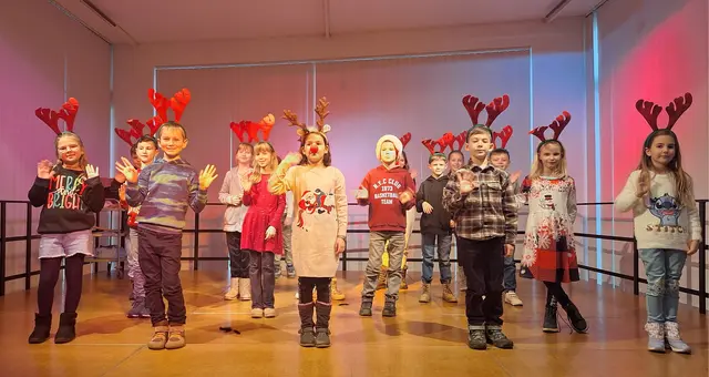 Im Kultursaal Straden hatten die Volksschülerinnen und Volksschüler von Straden zum Krippenspiel geladen. | Foto: VS Straden