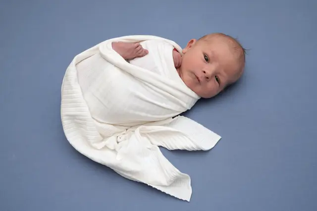 Name: Felix
Geburtsdatum: 20.12.2025
Gewicht: 3.490 g
Größe: 51 cm
Eltern: Christian und Cornelia Voit aus St. Peter am Ottersbach
 | Foto: Babysmile