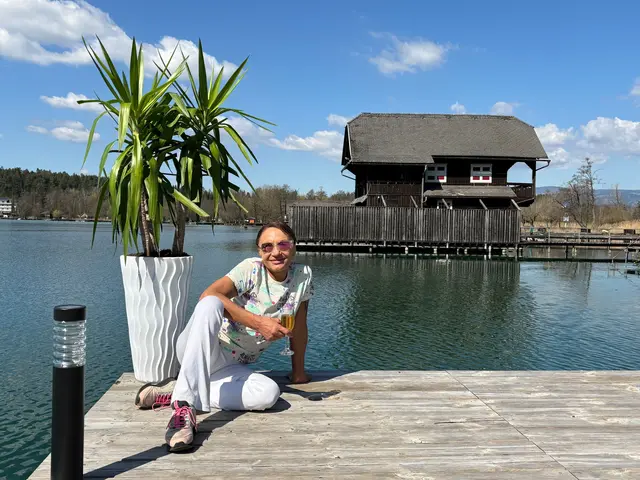 Kinga Schmal – hier im Strandbad Unterburg, das sie 2025 übernommen hat und auch in der Sommersaison 2026 weiterführen möchte. Davor war die Gastronomin bereits in der "Karibik Bar" am Klopeiner See. | Foto: MeinBezirk.at