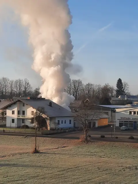 Die Rauchsäule war von weitem sichtbar. | Foto: FF Sigharting