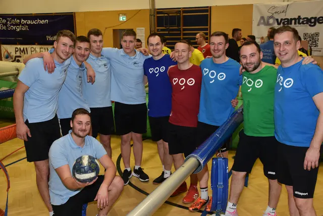 Riesenwuzzler-Turnier der SU Pabneukirchen.  Kleines Finale Bred Club - Tuirniersieger 1:0. Links B red Club (blau).  | Foto: Zinterhof