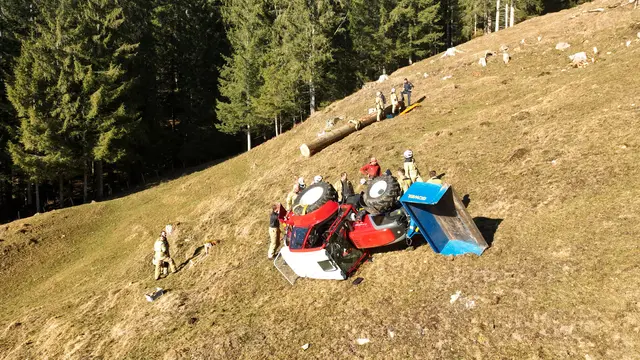 Walchsee: Aus bislang ungeklärter Ursache geriet der Baumstamm ins Rutschen und riss in weiterer Folge den Traktor mit.
 | Foto: zoom.tirol